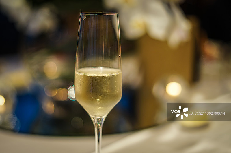 桌上的香槟酒杯特写图片素材