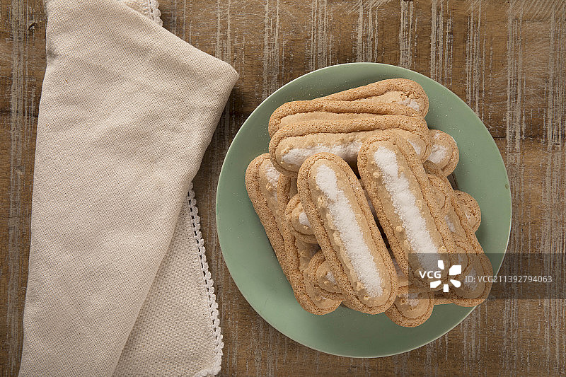 从高角度观看餐桌上盘子里的食物图片素材