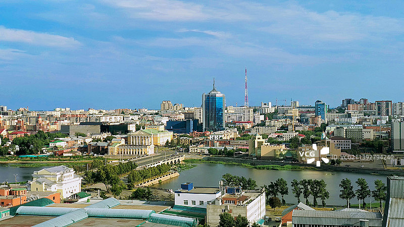 俄罗斯城市建筑群与河流全景图片素材