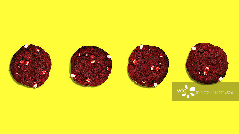 黄色背景上的饼干特写图片素材