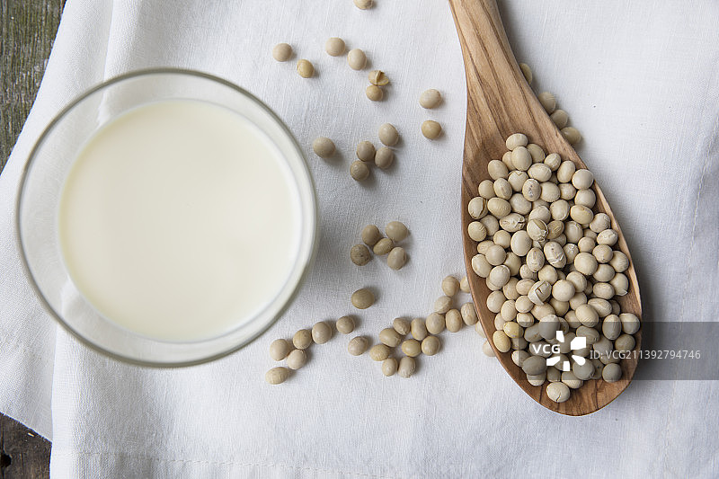 餐桌上碗里食物的镜头正上方图片素材