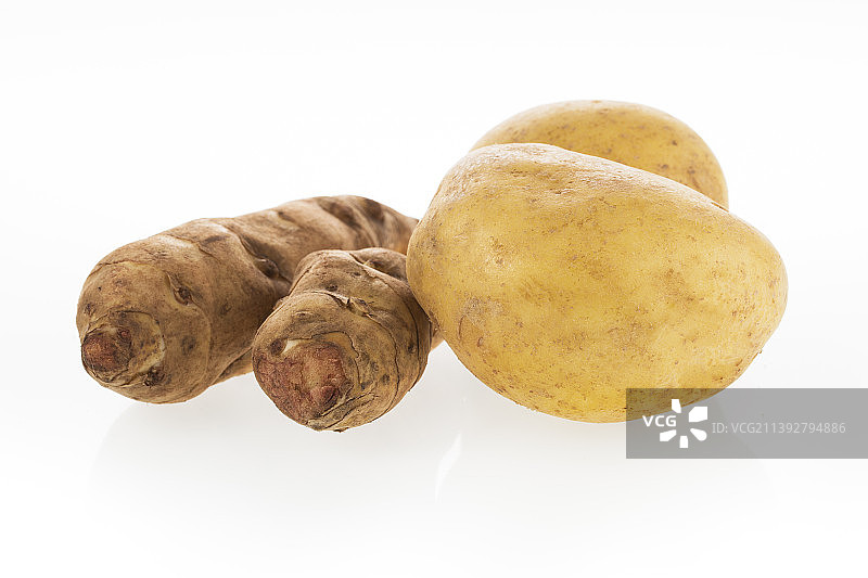 特写：白色背景上的生土豆图片素材