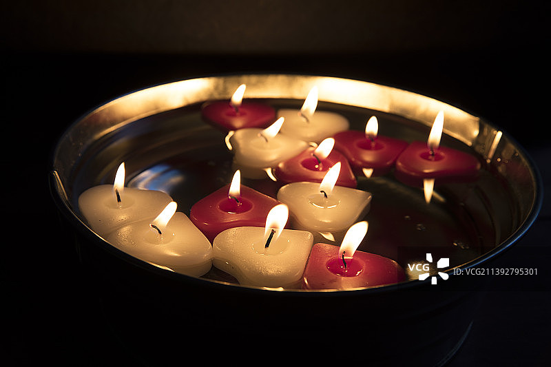 暗室里点燃的蜡烛特写图片素材