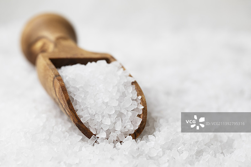 木勺中的盐特写图片素材