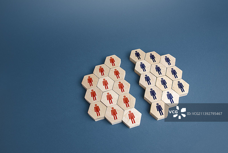 被分成两部分的人群图片素材