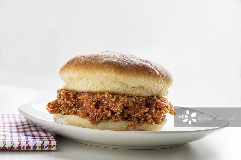 白色背景下，盘子里汉堡的特写图片素材