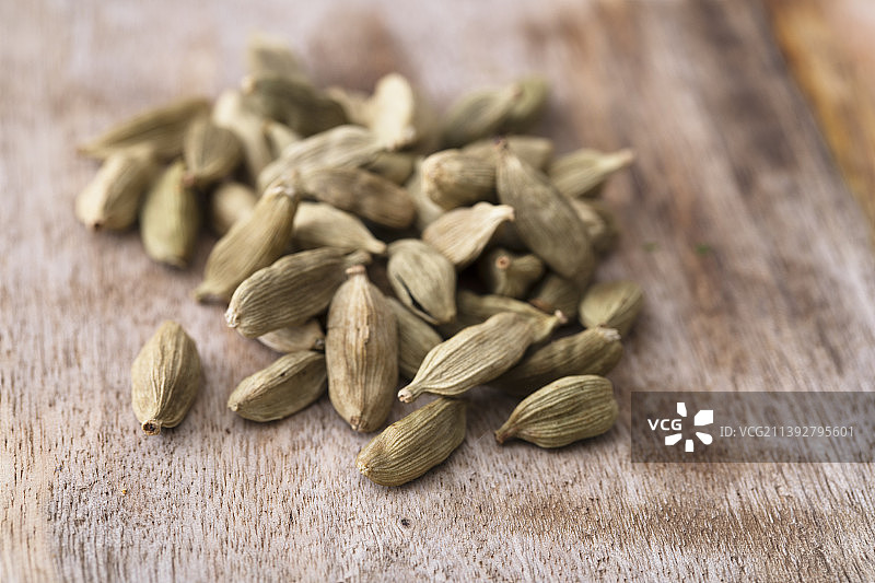 木桌上的杏仁图片素材