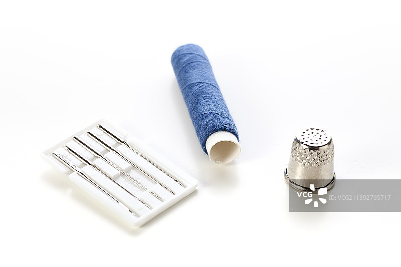 白色背景下的线轴特写图片素材