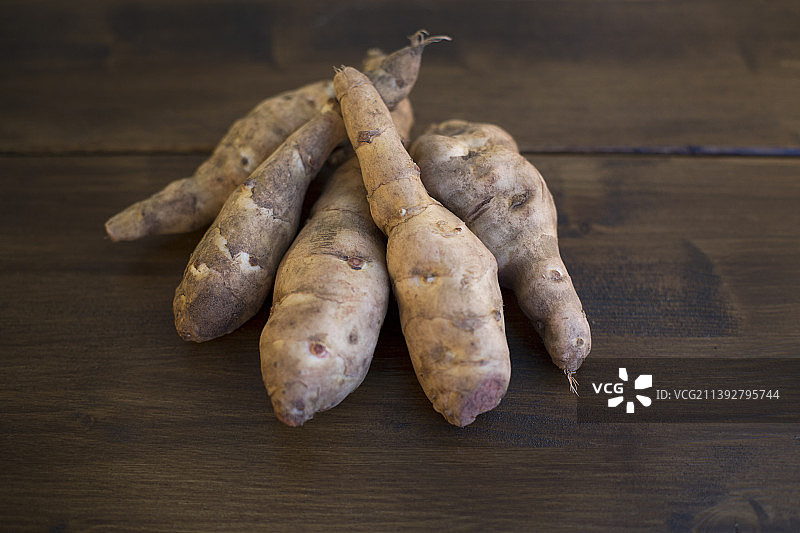 桌子上红薯的特写图片素材