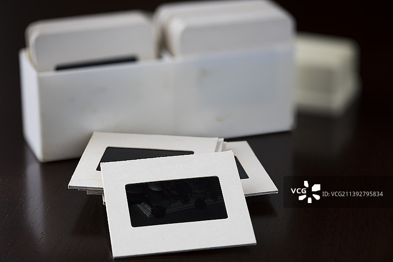 高角度拍摄的黑色桌子上的照片图片素材