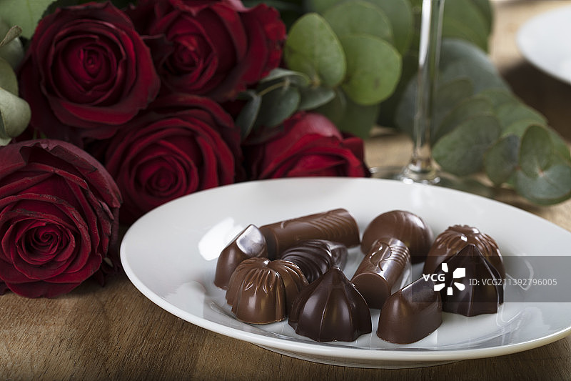 桌上盘中巧克力的特写图片素材