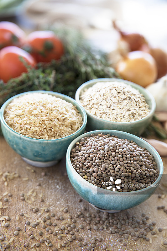 桌上碗里的米饭高角度视图图片素材