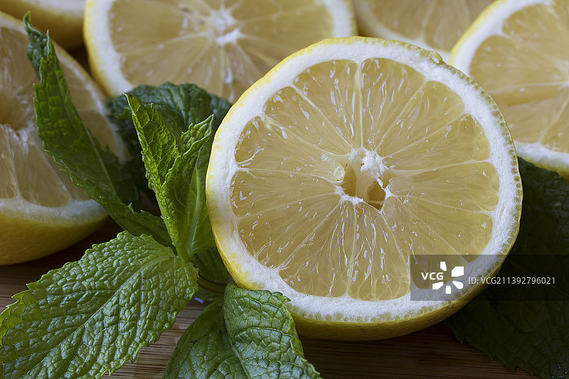 桌子上柠檬片的特写图片素材