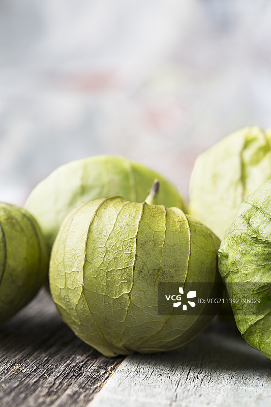 桌子上青苹果的特写图片素材