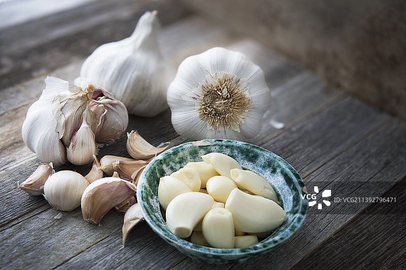 桌上的蒜头特写图片素材