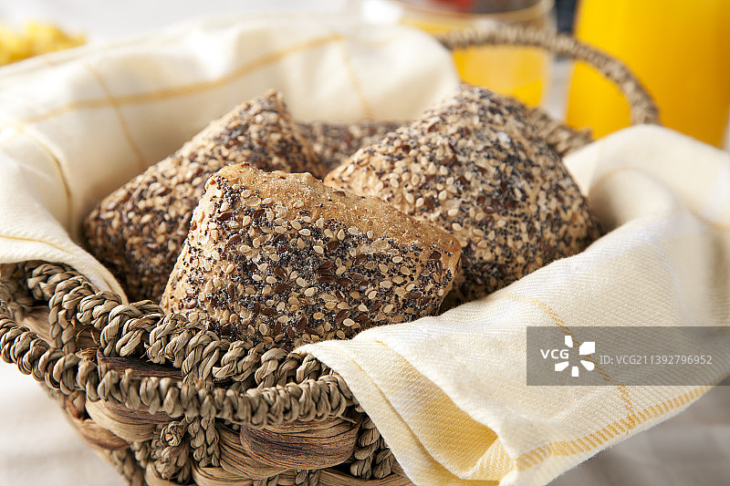 特写：桌子上篮子里的面包图片素材