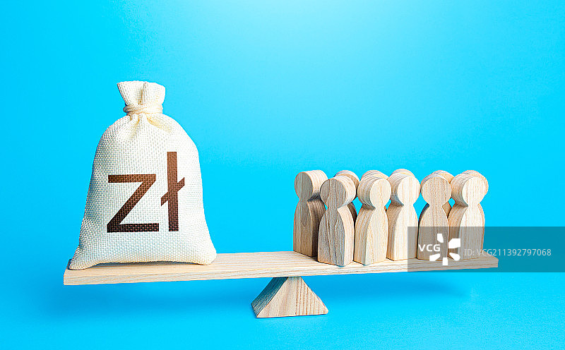 人群和波兰兹罗提钱袋在秤上图片素材