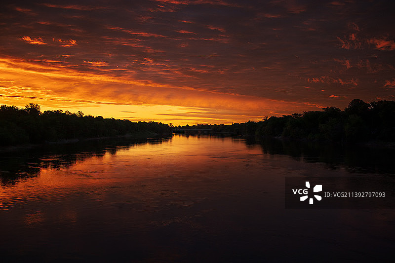 加拿大马尼托巴省温尼伯橙色天空下的湖泊美景图片素材