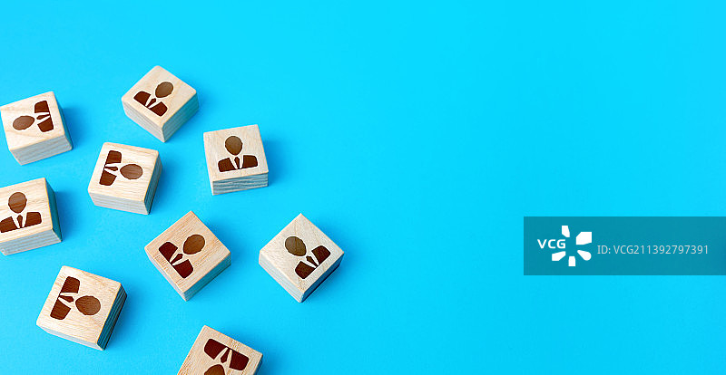 蓝色背景上的办公室职员方块图片素材