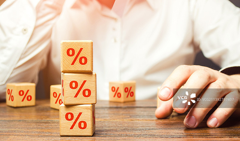 商人桌上有文字的腰部特写图片素材