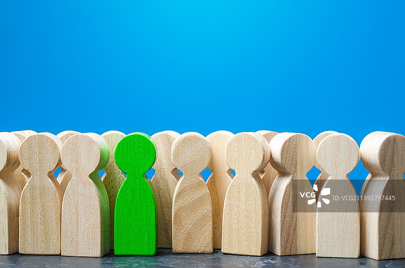 人群中的绿色男人雕像图片素材