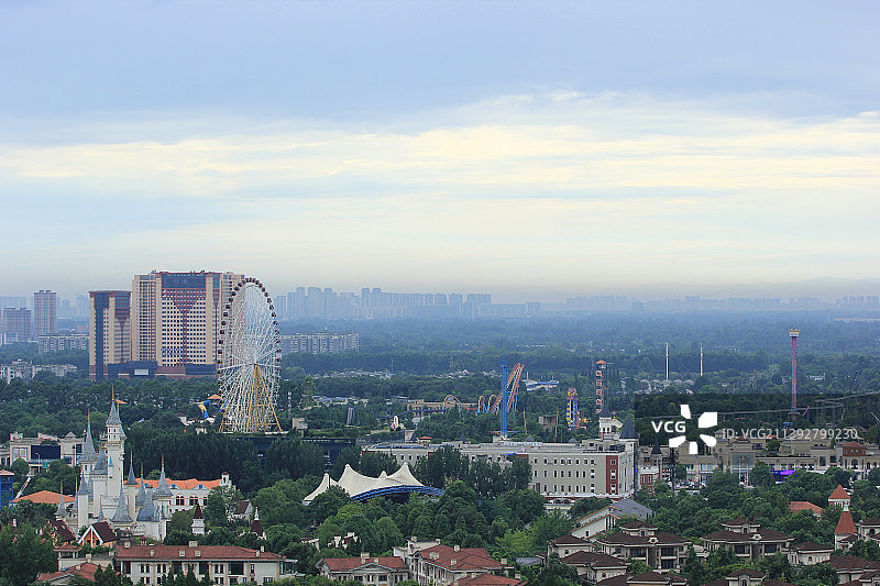 傍晚时分成都市温江区的建筑和远山风光图片素材