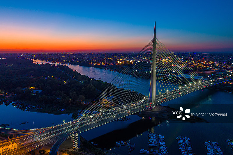 贝尔格莱德的现代单塔斜拉桥塞尔维亚图片素材