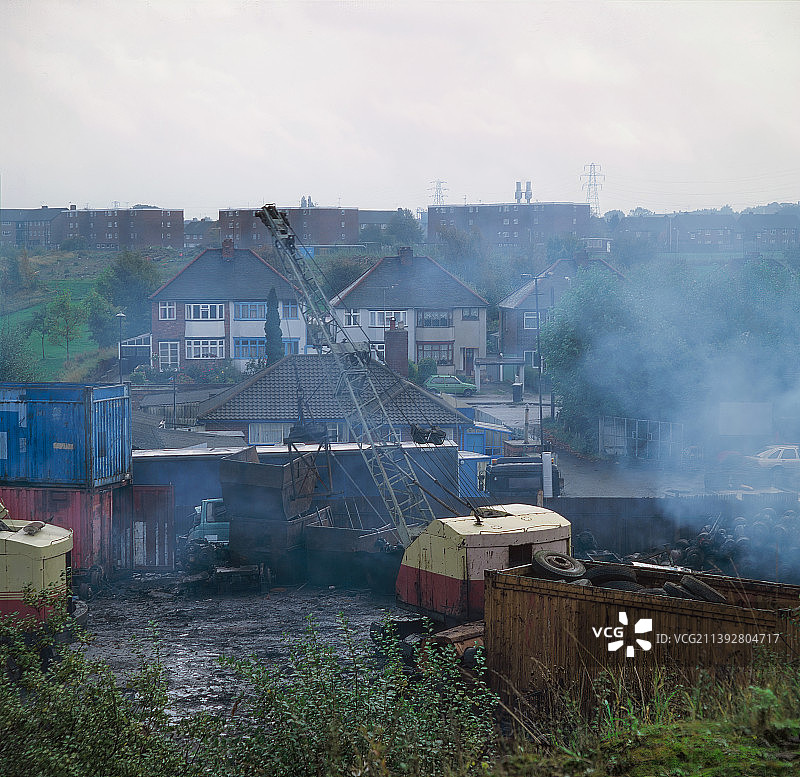 黑色乡村住宅区上空漂浮的废料燃烧烟雾图片素材