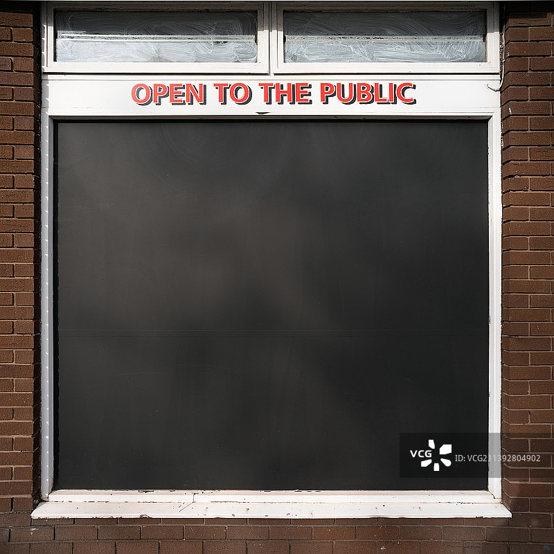 装有黑板和信息标志的橱窗空间图片素材
