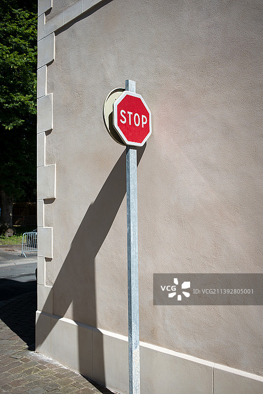 法国小镇街角的停止标志图片素材