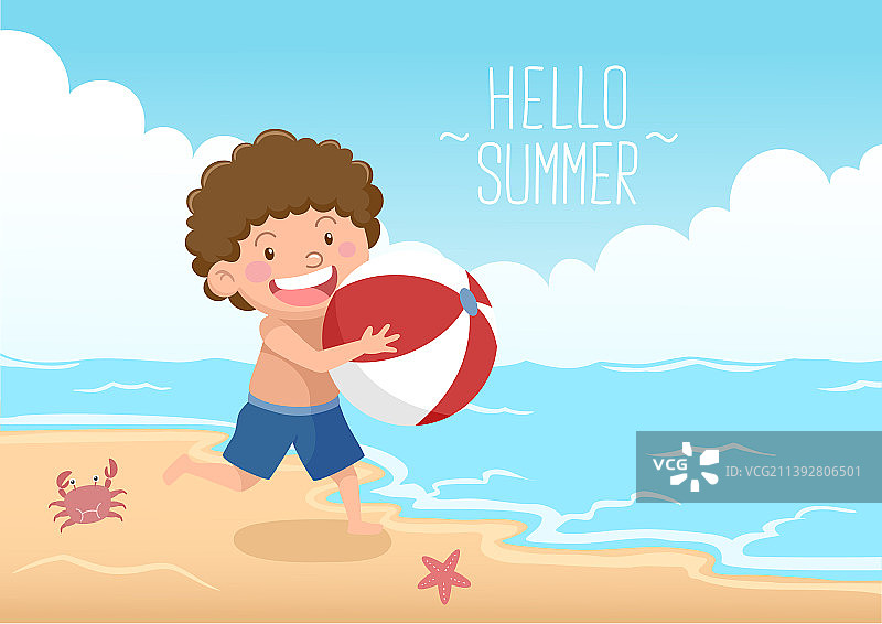 可爱的男孩在海滩上拿着沙滩球，你好夏天图片素材