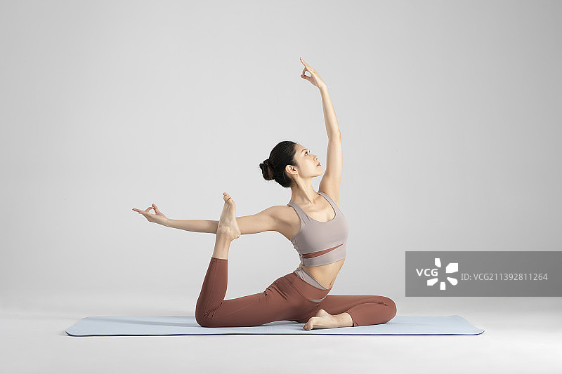 正在练习瑜伽的亚洲女性图片素材