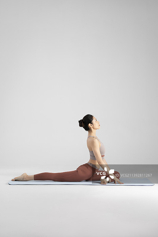 正在练习瑜伽的亚洲女性图片素材