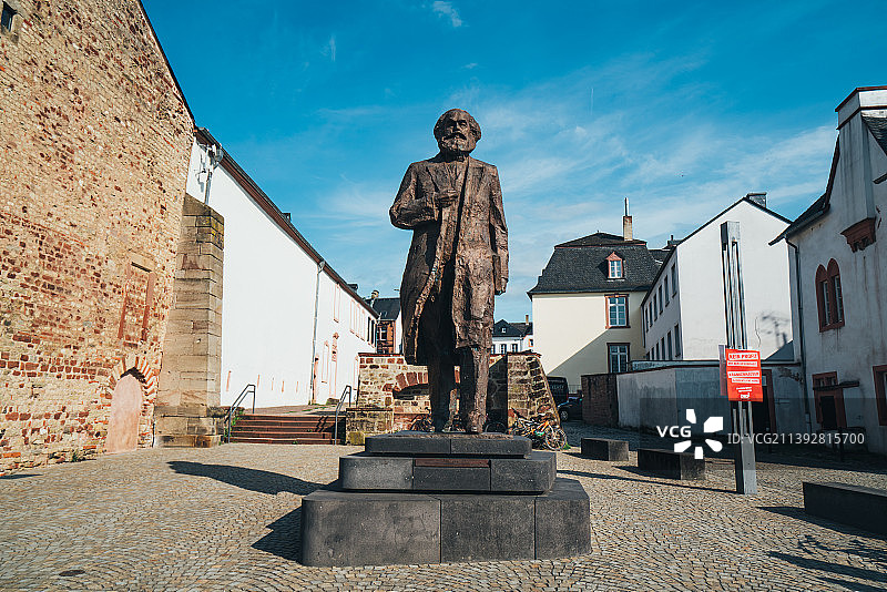 卡尔·马克思雕像，位于马克思故乡，德国特里尔市图片素材