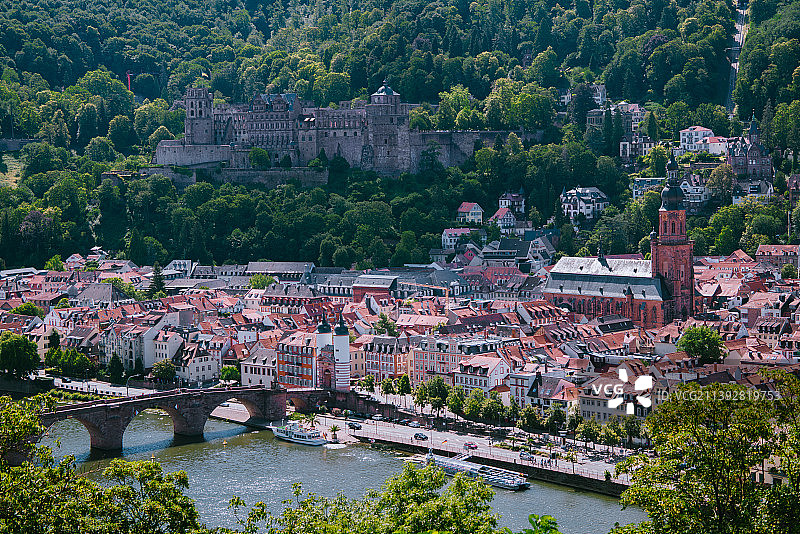 俯瞰德国海德堡，美丽的老城与内卡河风光图片素材