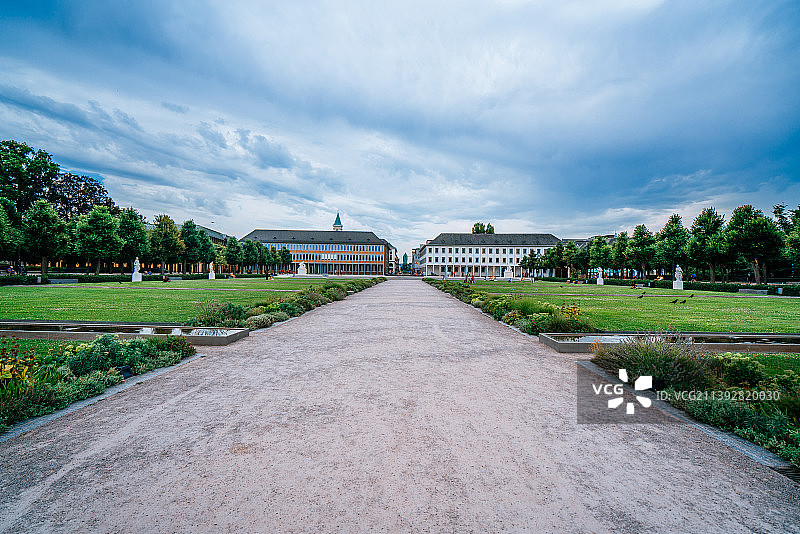德国卡尔斯鲁厄，卡尔斯鲁厄王宫全景风光图片素材