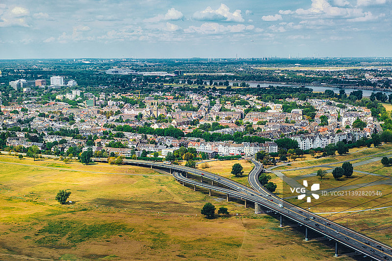 航拍繁华的莱茵河流经德国杜塞尔多夫城市风光图片素材