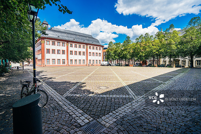 德国海德堡大学广场，海德堡大学是德国最古老的大学，世界名校图片素材