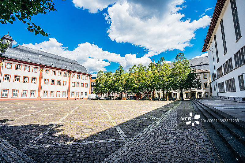 德国海德堡大学广场，海德堡大学是德国最古老的大学，世界名校图片素材