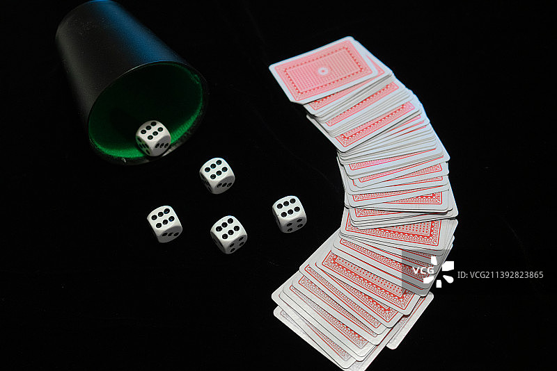 一组白色骰子，纯黑色背景素材图片素材