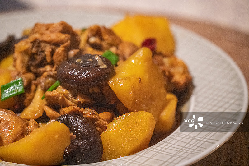 香菇土豆炖鸡块，中国北方经典硬菜图片素材