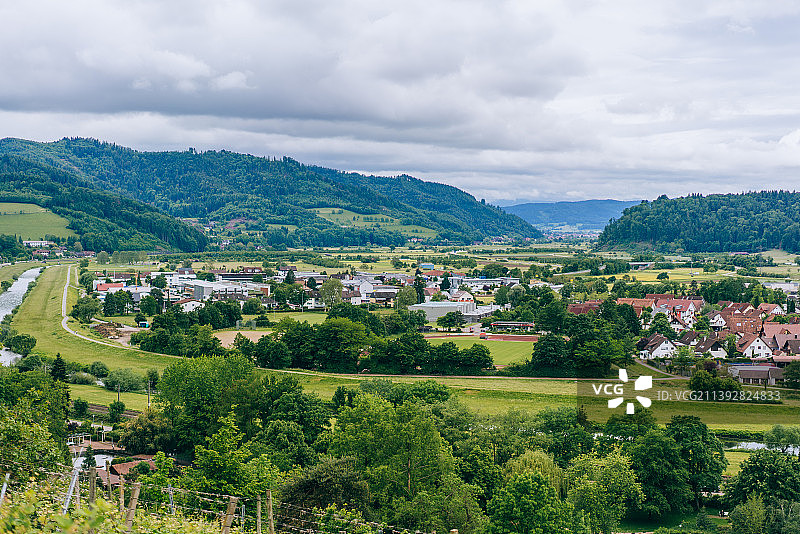 俯瞰根根巴赫小镇，格林童话风格小镇，位于德国黑森林山谷图片素材
