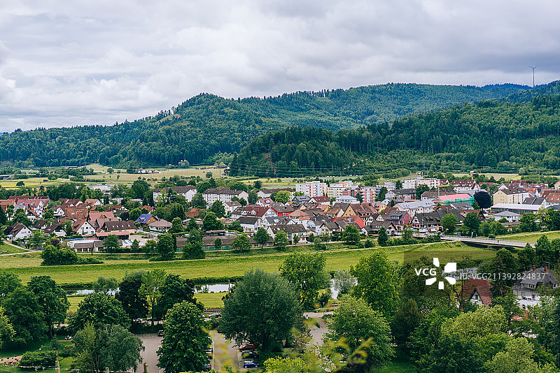俯瞰根根巴赫小镇，格林童话风格小镇，位于德国黑森林山谷图片素材