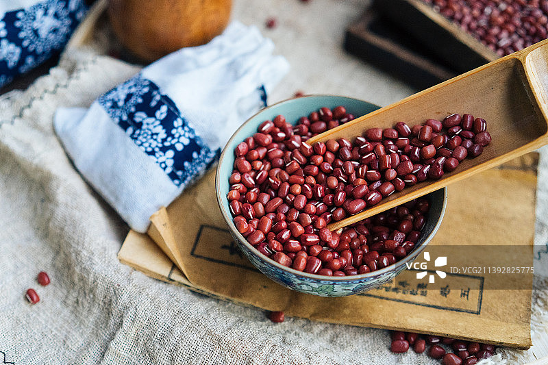 大量的红豆摆放在中国复古风格的碗中图片素材