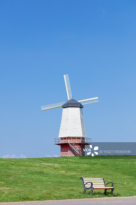 蓝天风车长椅无人草坪图片素材
