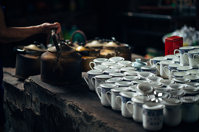 老茶馆中的烧水壶图片素材