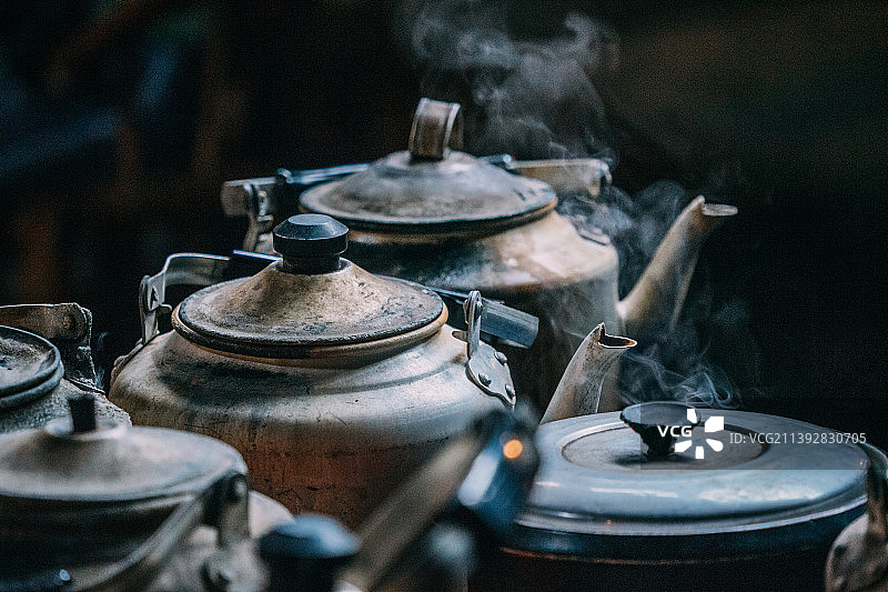 老茶馆中的烧水壶图片素材