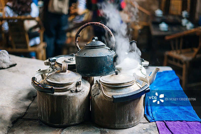 老茶馆中的烧水壶图片素材