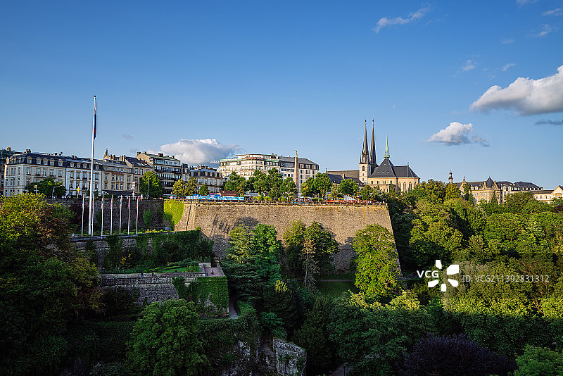 卢森堡城市风光，远方是阿道夫桥与历史建筑图片素材