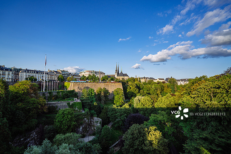 卢森堡城市风光，远方是阿道夫桥与历史建筑图片素材